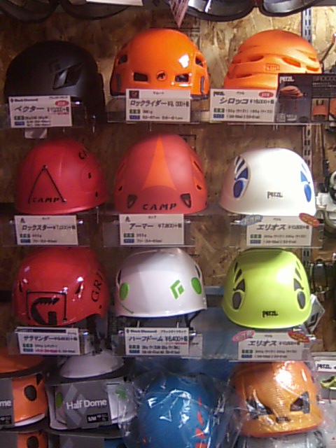 新宿西口店　ヘルメット揃っています。